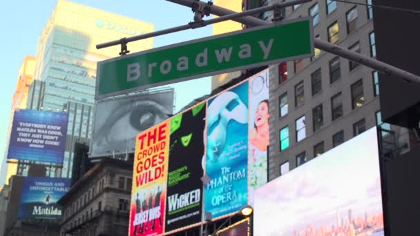 Een weergave van het Broadway straat teken in New York City — Stockvideo