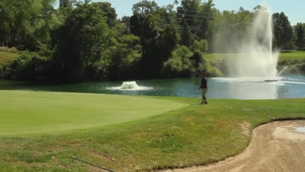 Красивый фонтан и поле для гольфа — стоковое видео