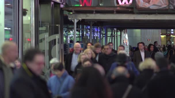 Människor som gick på gatan i New York — Stockvideo