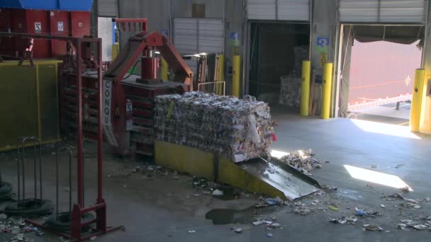 Achter de schermen kijken naar de stappen van moderne recycling — Stockvideo