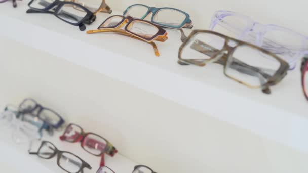 Lunettes sur l'étagère dans la boutique — Video