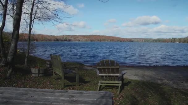 Chaises longues sur le rivage — Video