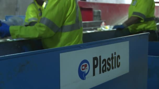 Dans les coulisses, regardez les étapes du recyclage moderne — Video