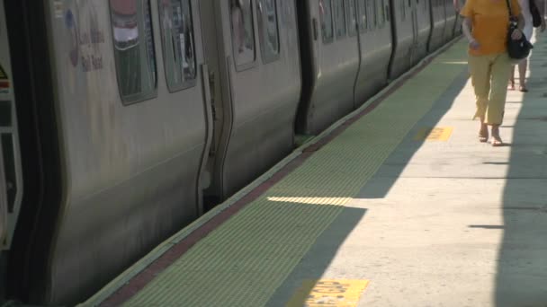 Abordar un tren de cercanías (5 de 6 ) — Vídeo de stock