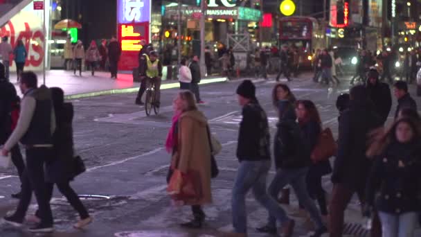 Persone che camminano per strada a New York — Video Stock