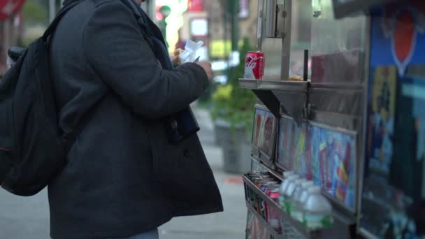 人々 は、ストリート ベンダーから食品を購入します。 — ストック動画