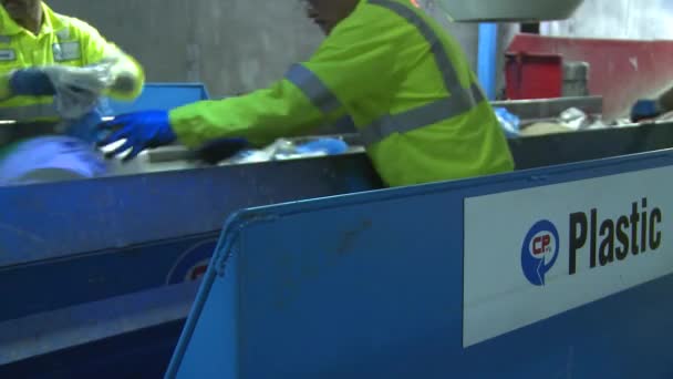 Nos bastidores olhar para os passos da reciclagem moderna — Vídeo de Stock