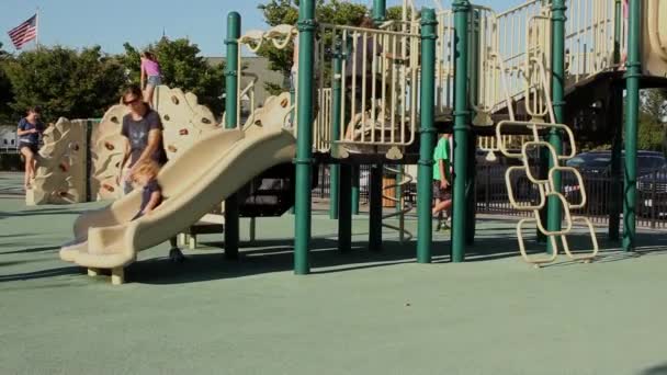 Dětské hřiště v parku (část 2 ze 3) — Stock video