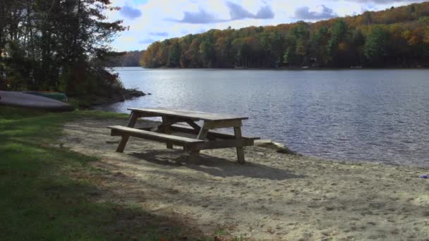 Picknicktafel op de oever — Stockvideo