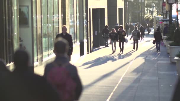 Busy sidewalk in the morning at NYC — Stock Video