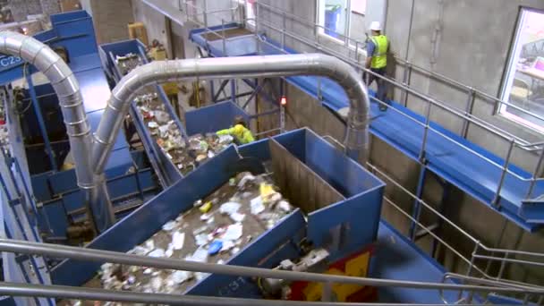 Achter de schermen kijken naar de stappen van moderne recycling — Stockvideo