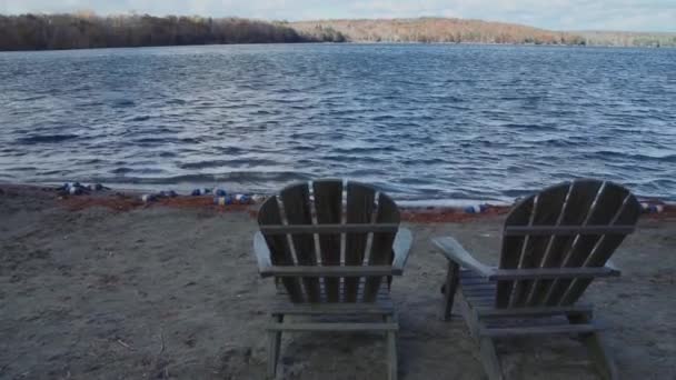 Chaises longues sur le rivage 