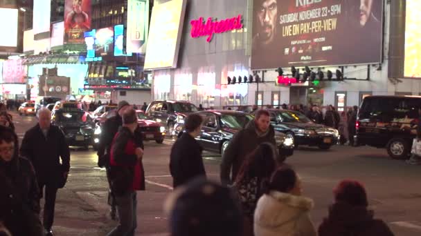 Menschen gehen in New York auf die Straße — Stockvideo