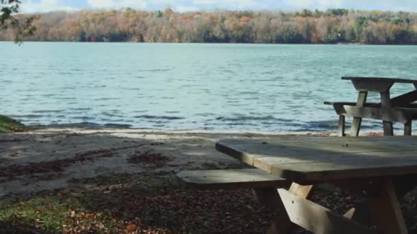 Picnic table on the shore — Stock Video