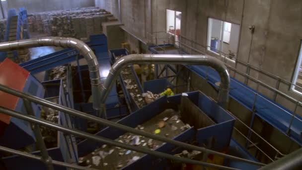 Di balik layar melihat langkah-langkah daur ulang modern — Stok Video