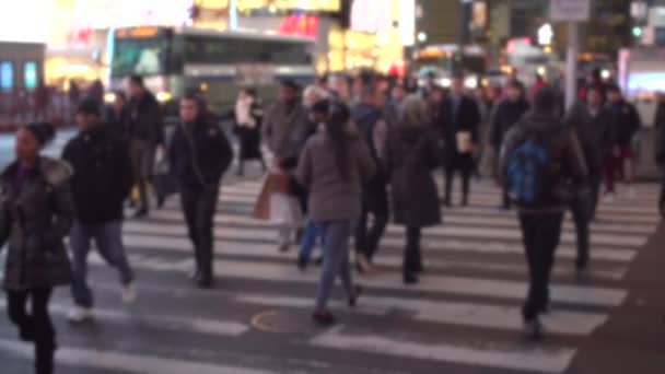 Ludzie chodzą na ulicy w Nowym Jorku — Wideo stockowe