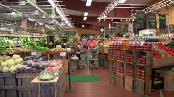 Mensen winkelen bij de supermarkt — Stockvideo
