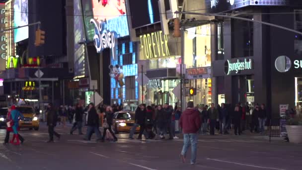 Orang berjalan di jalan di New York — Stok Video