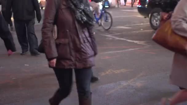 Pessoas atravessando uma rua movimentada em Nova York — Vídeo de Stock