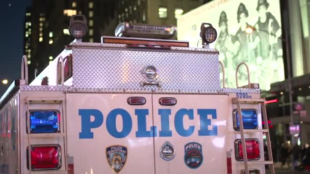 Полицейская машина на Таймс Сквер — стоковое видео
