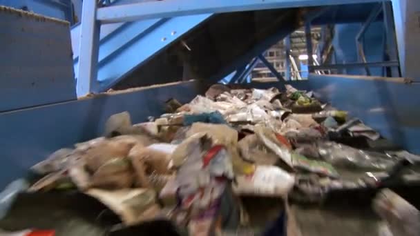 Detrás de escena ver los pasos del reciclaje moderno — Vídeo de stock