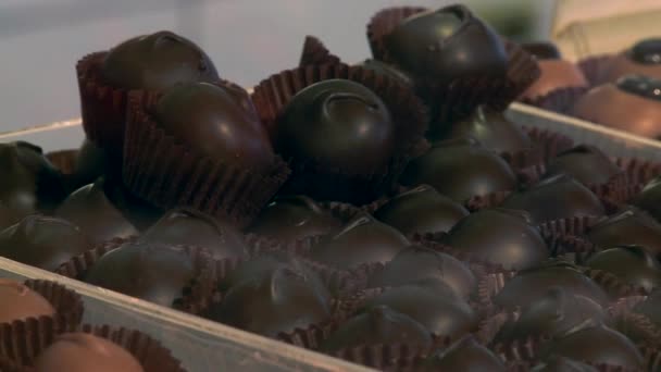 Chocolates em uma loja — Vídeo de Stock