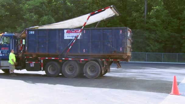 Achter de schermen kijken naar de stappen van moderne recycling — Stockvideo