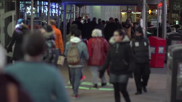 Människor som gick på gatan i New York — Stockvideo