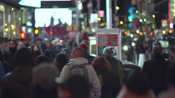 Люди идут по улице в Нью-Йорке — стоковое видео