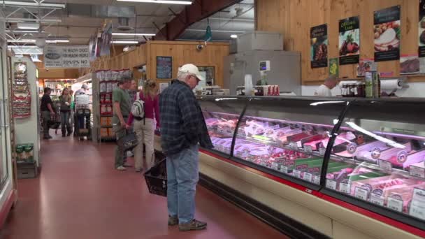 Люди делают покупки в супермаркете — стоковое видео