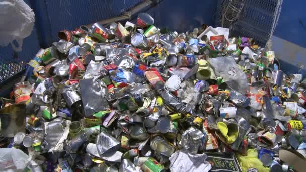 Bag kulisserne se på trinene i moderne genbrug – Stock-video