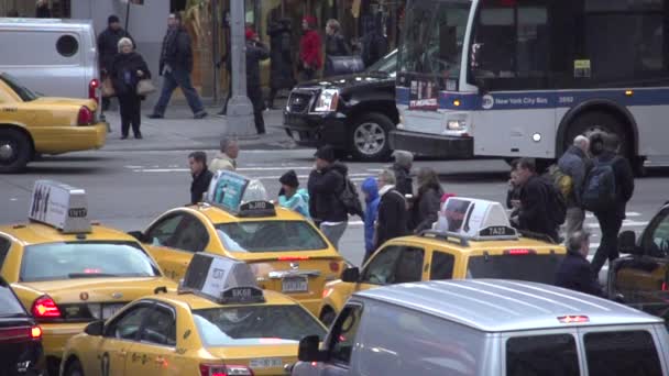 Peatones y coches en la intersección de Nueva York — Vídeos de Stock