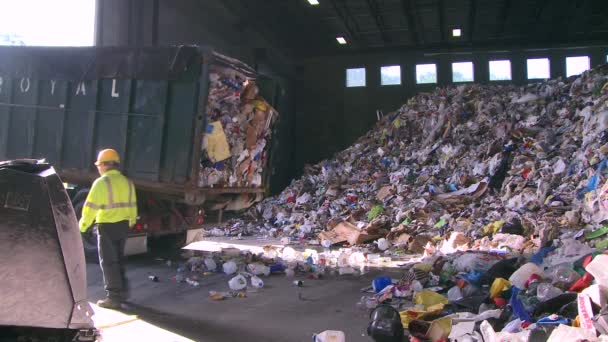 Detrás de escena ver los pasos del reciclaje moderno — Vídeo de stock