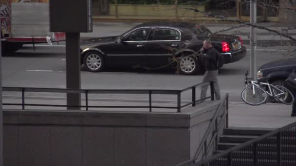 Pietoni și mașini la NYC — Videoclip de stoc