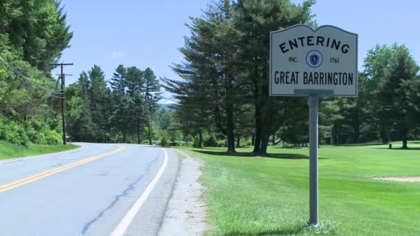 Entrando em Great Barrington (1 de 2 ) — Vídeo de Stock