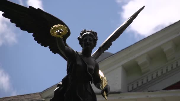 女人用花圈和翅膀 (3 4 的雕像) — 图库视频影像