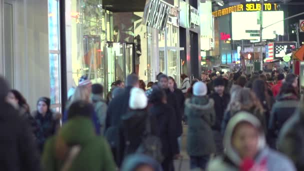 Menschen gehen in New York auf die Straße — Stockvideo