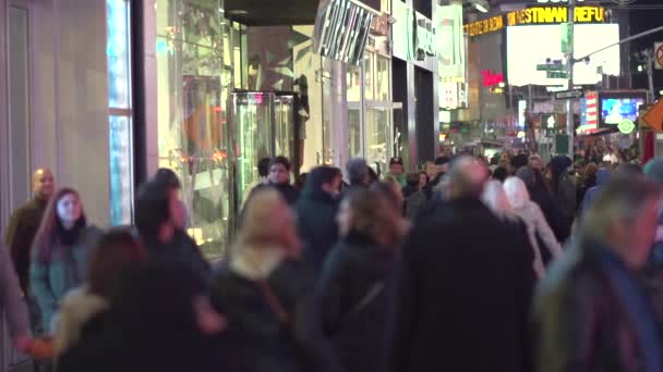 Orang berjalan di jalan di New York — Stok Video