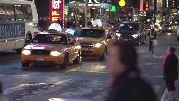 纽约市交通在晚上 — 图库视频影像