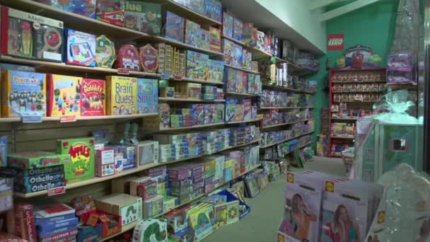 Pasillo de juego en una tienda — Vídeos de Stock