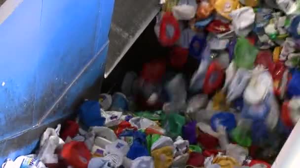 Achter de schermen kijken naar de stappen van moderne recycling — Stockvideo