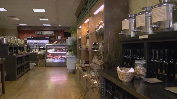 Binnen een kleine koffiemarkt — Stockvideo