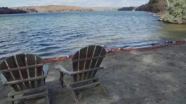 Liegestühle am Ufer — Stockvideo