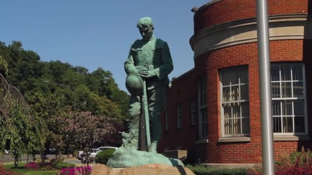 Americano e P.O.W. bandeiras com estátua de soldado (3 de 3 ) — Vídeo de Stock