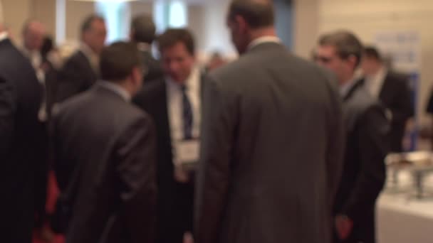 Ondernemers praten op handelsconferentie — Stockvideo