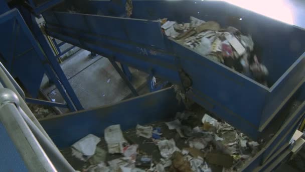 Behind the scenes look at the steps of modern recycling — Stock Video