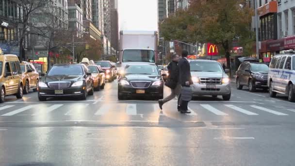 New York'un şehir trafiğinde — Stok video