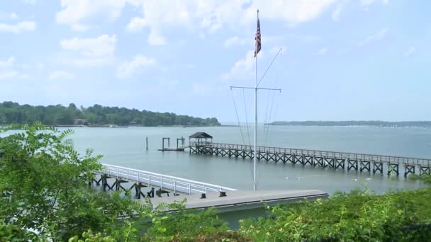 Muelle en la costa — Vídeos de Stock