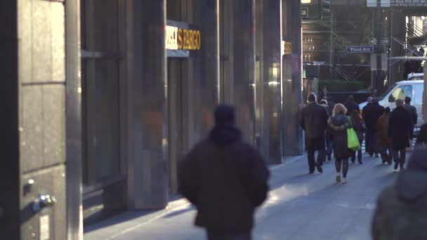 Sibuk trotoar di pagi hari di NYC — Stok Video