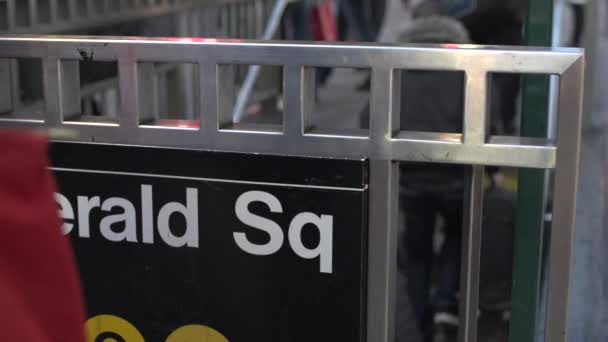 Вход в метро в Нью-Йорке — стоковое видео